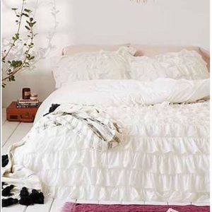 UO Plum & Bow Waterfall Ruffle Duvet Cover F/Q